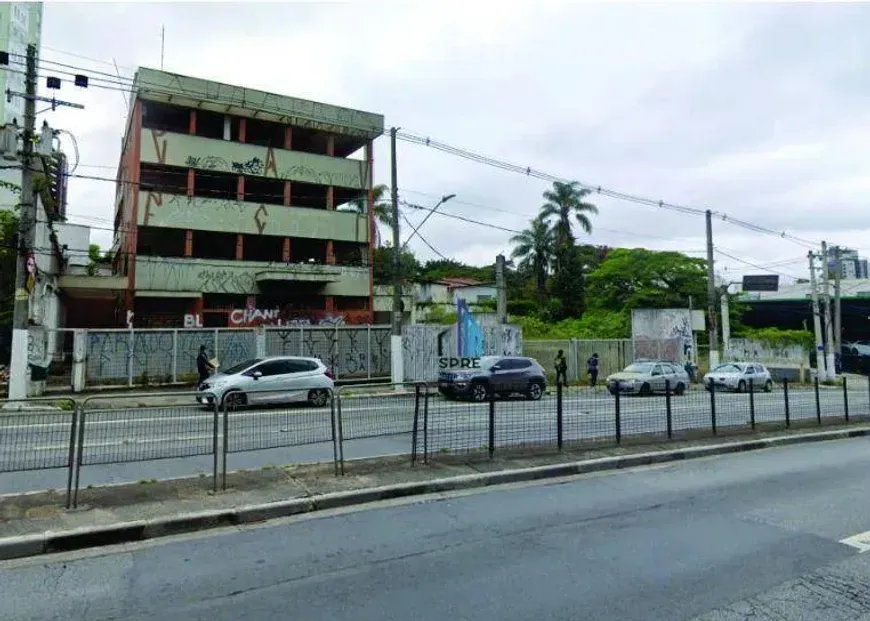 Fachada do imóvel na Avenida Santo Amaro — Vila Uberabinha